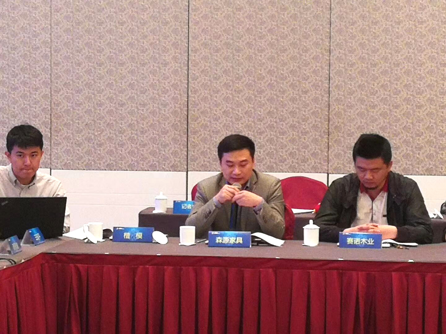 源于標(biāo)準(zhǔn)而高于標(biāo)準(zhǔn)，森源參編《全屋實(shí)木定制家居產(chǎn)品標(biāo)準(zhǔn)》